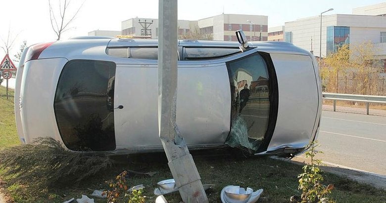 Kontrolden çıkan otomobil aydınlatma direğine çarptı, sürücü yaralandı