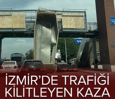 İzmir’de trafiği kilitleyen kaza! Tır dorsesi üst geçide çarptı