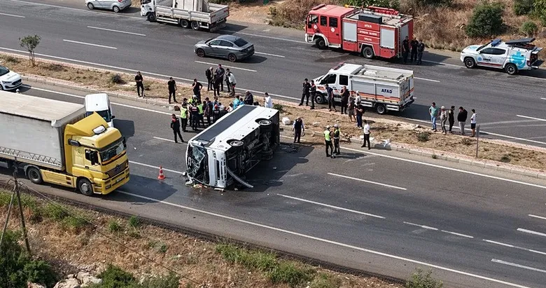 Antalya’da midibüs, kaygan yolda devrildi: Yaralılar var