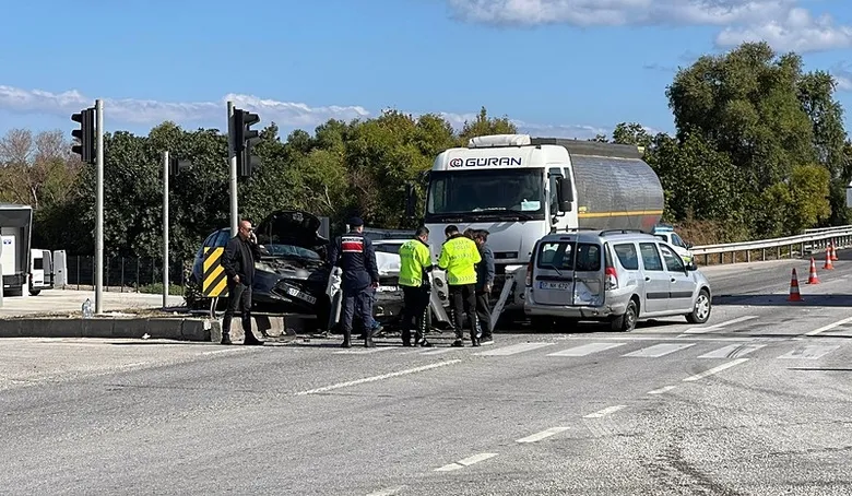 canakkalede-faciadan-donuldu-freni-bosalan-tanker-4-otomobile-carpti-1791203701699.jpeg