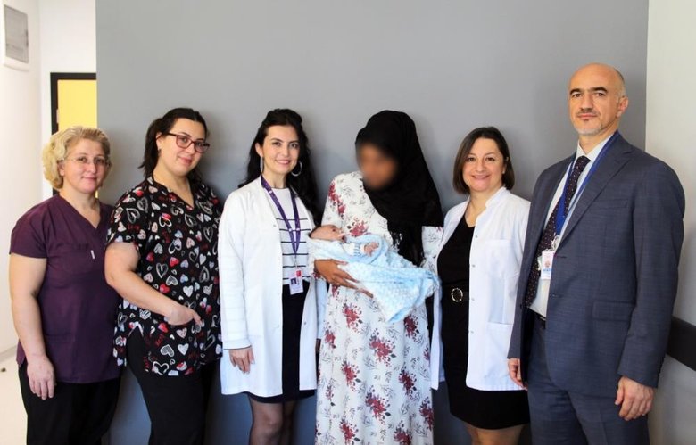 İzmir Şehir Hastanesi’nde yemek borusu ve makatı kapalı doğan bebek yaşama tutundu