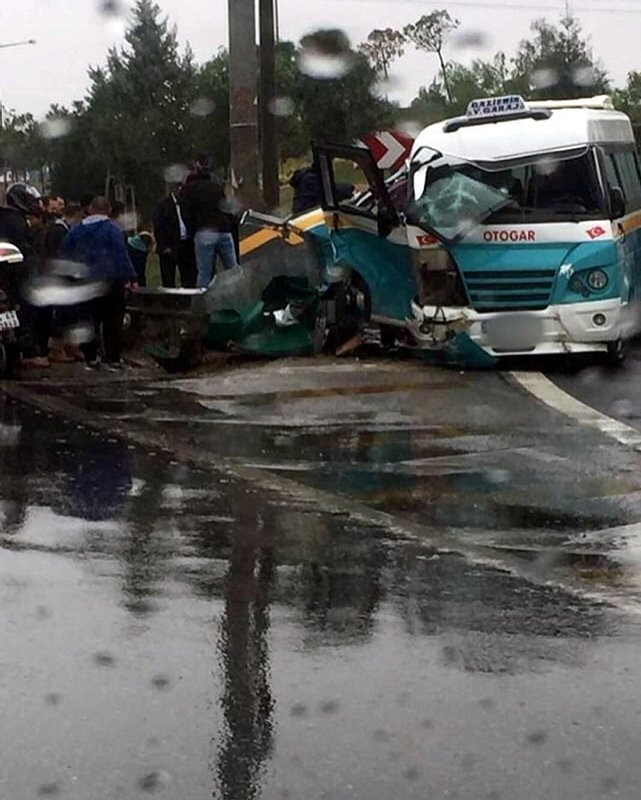 İzmirde yolcu minibüsü bariyere çarptı: 3 yaralı
