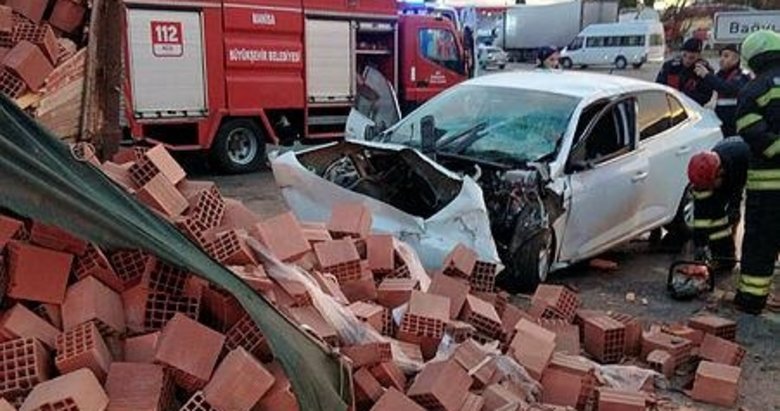 İzmir’de otomobil ile tuğla yüklü kamyonun kazasında 1 kişi öldü
