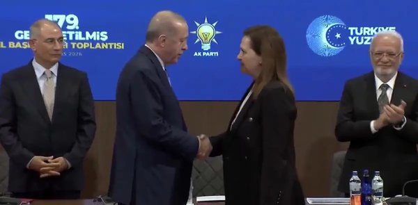 afyonkarahisar-belediye-baskani-burcu-koksal-ak-partiye-katildi-1778595181338.jpeg