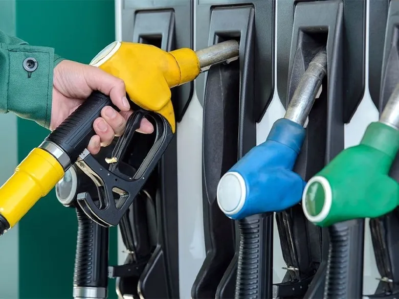 benzin-ve-mazota-zam-var-mi-akaryakit-fiyatlarinda-son-durum-27-ekim-sali-benzin-motorin-ve-lpg-kac-tl-oldu-1793076714761.jpeg