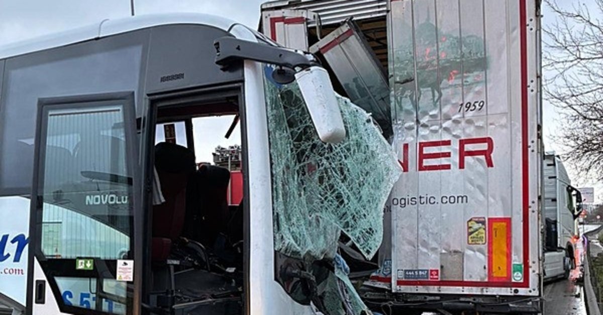 Pendik'te can pazarı! Tur midibüsü TIR'a arkadan çarptı: 13 yaralı!