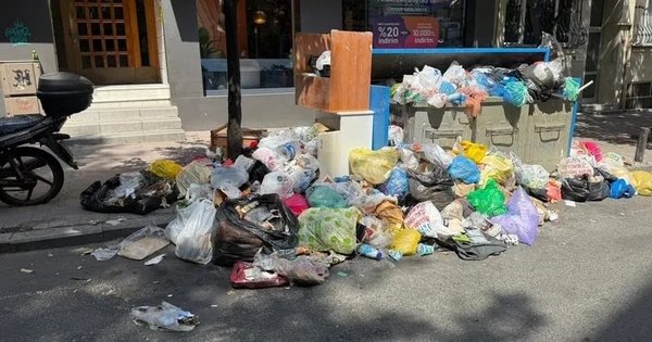 Aylardır maaş alamıyorlar! Beşiktaş Belediyesi işçileri iş bıraktı: İlçede çöp dağları oluştu