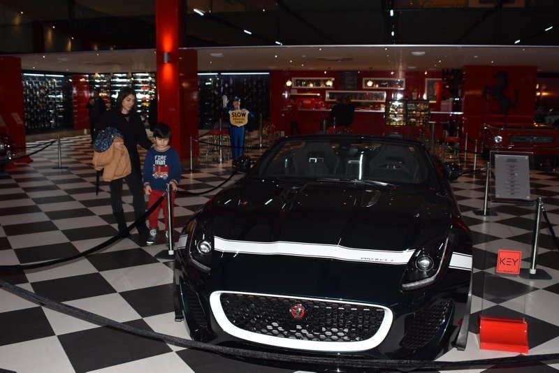 Çocukluk tutkuları iki kardeşe, İzmir’de otomobil müzesi açtırdı