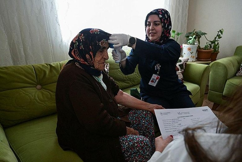 İzmir’de Sağlıklı Yaş Alma Merkezleri ekiplerinden 101 bin 601 kişiye sağlık hizmeti