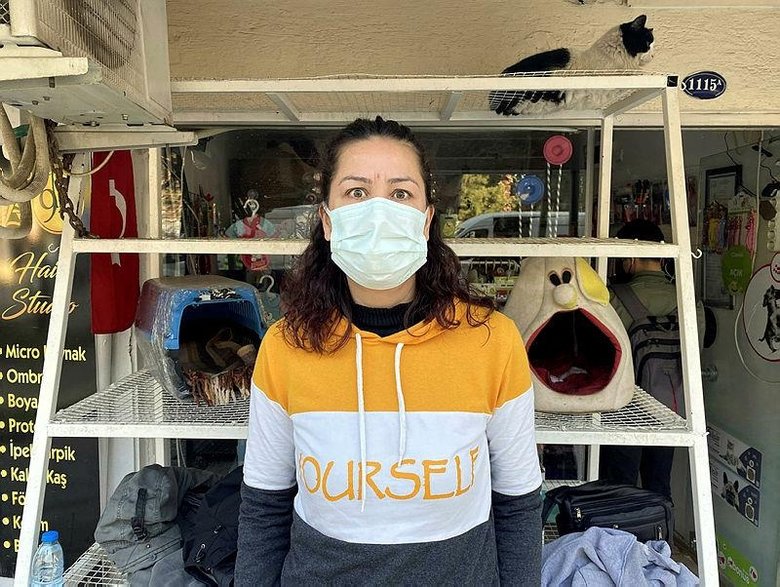 İzmir’de sel felaketi nedeniyle kısıtlamadan muaf tutulan esnaf temizliğe devam etti