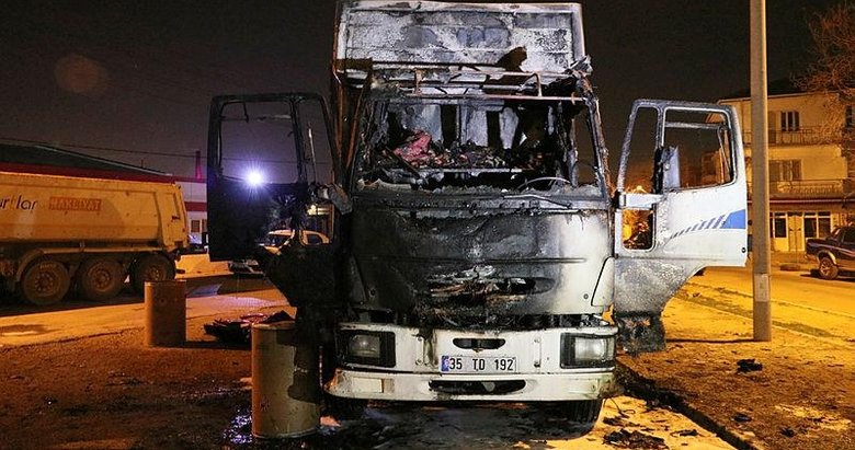 İzmir’de kamyondan çıkan yangın yanında bulunan araca da sıçradı