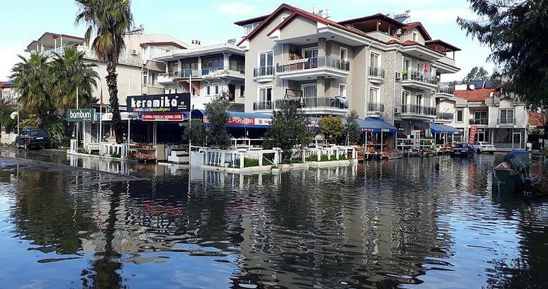 Muğla’da Köyceğiz Gölü taştı, ev ve iş yerlerini su bastı