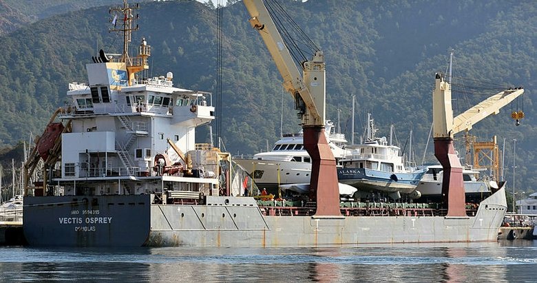 Muğla’da milyon dolarlık lüks yatlar, kargo gemileriyle götürülüyor