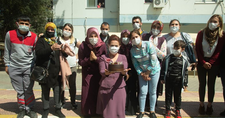 Usta oyuncu Nazan Kesal yeni yaşını sette kutladı!