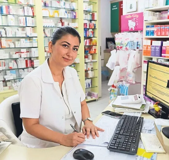 Eczanede başlayan mesaisi tarlada bitiyor