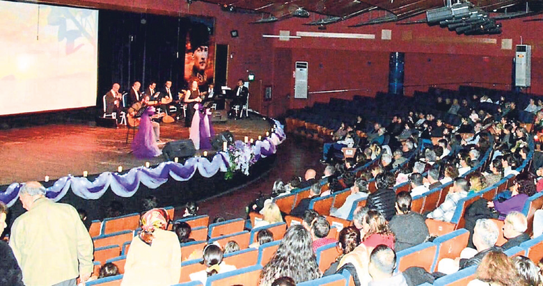 İzmir’de öğretmenler Aile Yılı için sahne aldı