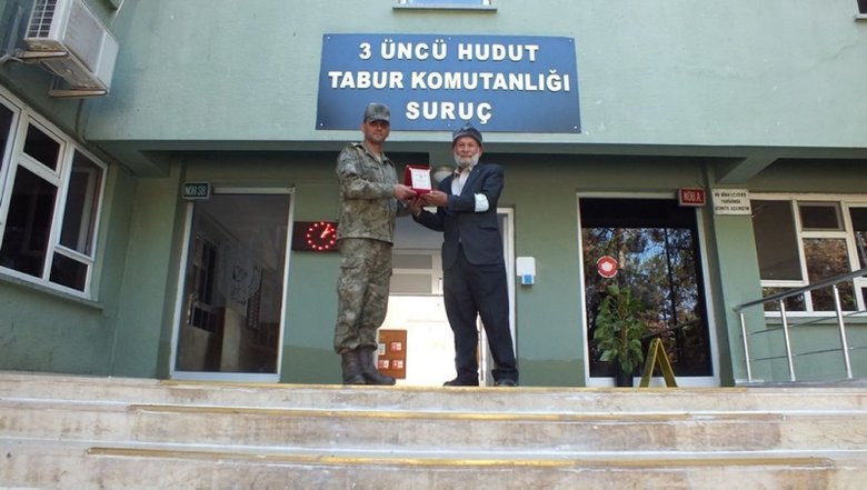 Elmacı Dede bahçesinde yetiştirdiği elmaları Mehmetçik’e götürdü