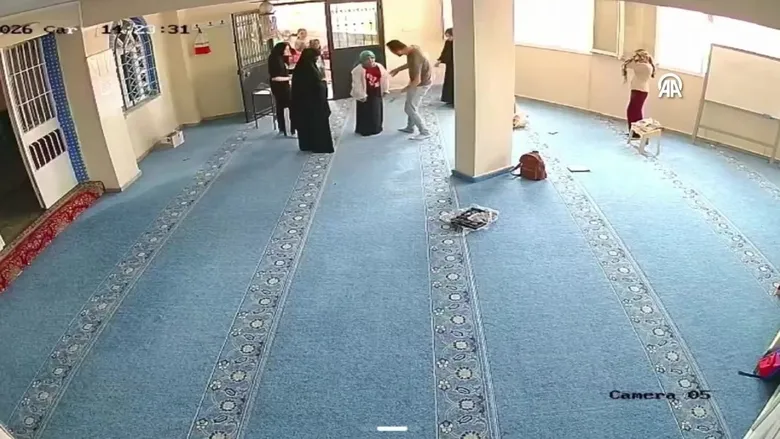 izmirde-heimlich-manevrasi-hayat-kurtardi-camide-yurekler-agza-geldi-1786609688104.jpeg