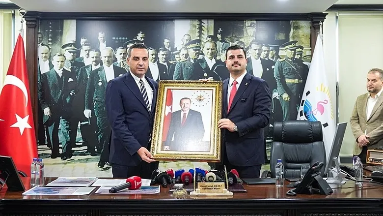 izmirde-fetret-devri-bitti-ak-parti-genel-sekreteri-inandan-ozgur-ozele-sert-sozler-en-capsiz-en-vizyonsuz-muh-1792665419310.jpeg
