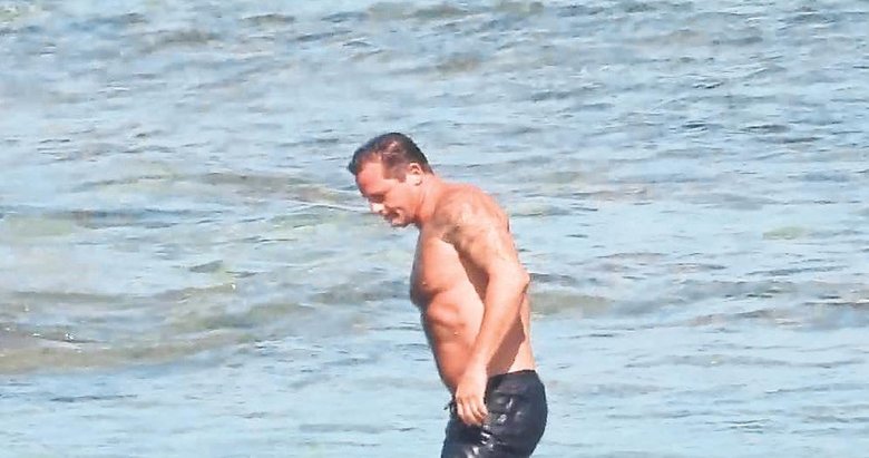 Tek başına yüzdü