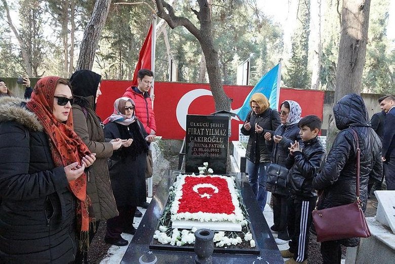 Fırat Çakıroğlu ölümünün 5. yılında İzmir’deki mezarı başında anıldı