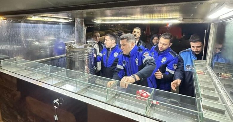 Malzemelerine el konuldu | İzmir’de skandal: 2 bardak çayı 300 TL’ye satıyorlarmış!