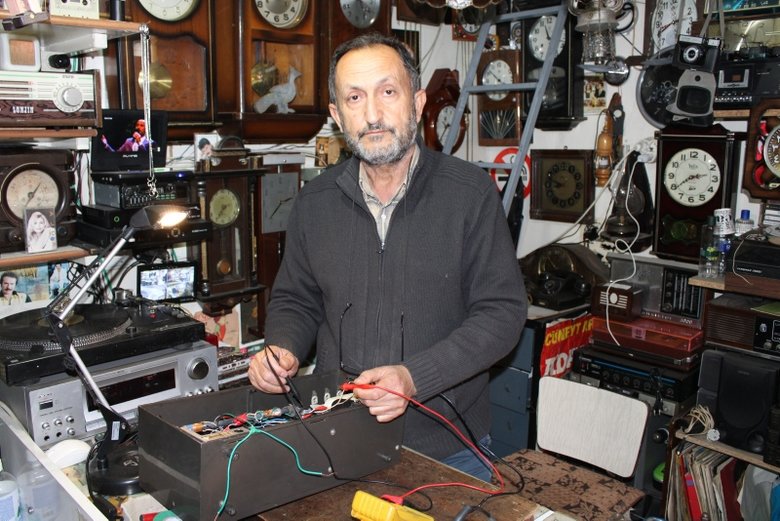 Antika radyo ve pikaplara ustalığıyla yeniden ‘ses’ veriyor