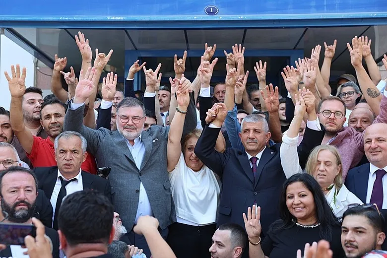 menderes-belediye-baskan-vekili-secilen-sen-hizmet-icin-geldik-hizmet-edecegiz-1786970448526.jpeg