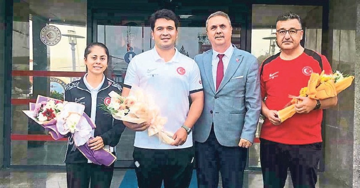 Şampiyon Emircan çiçeklerle karşılandı