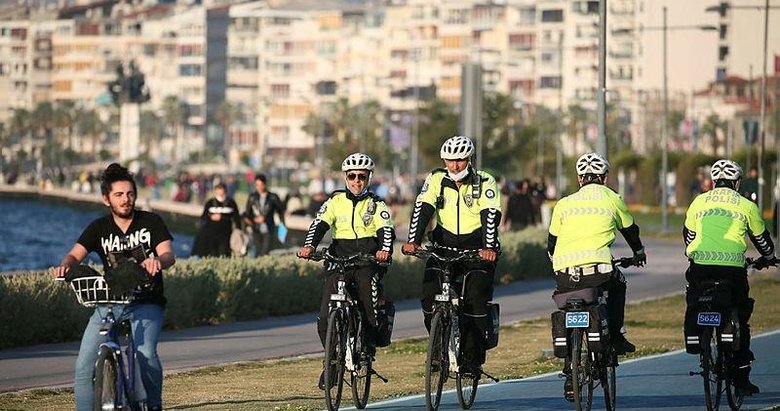İzmir’in Beyaz Kırlangıçları bisiklet yollarının güvenliği için pedala bastı