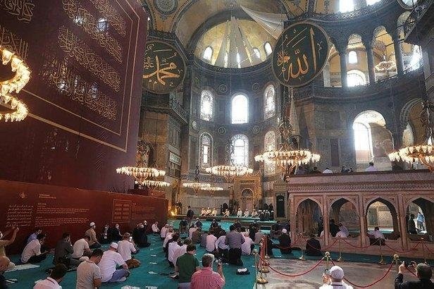 86 yıllık zincir kırıldı! Ayasofya Camii’nde ilk cuma namazı