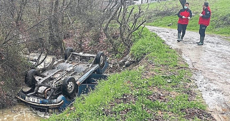 Dereye devrilen aracın yakınında ceset bulundu