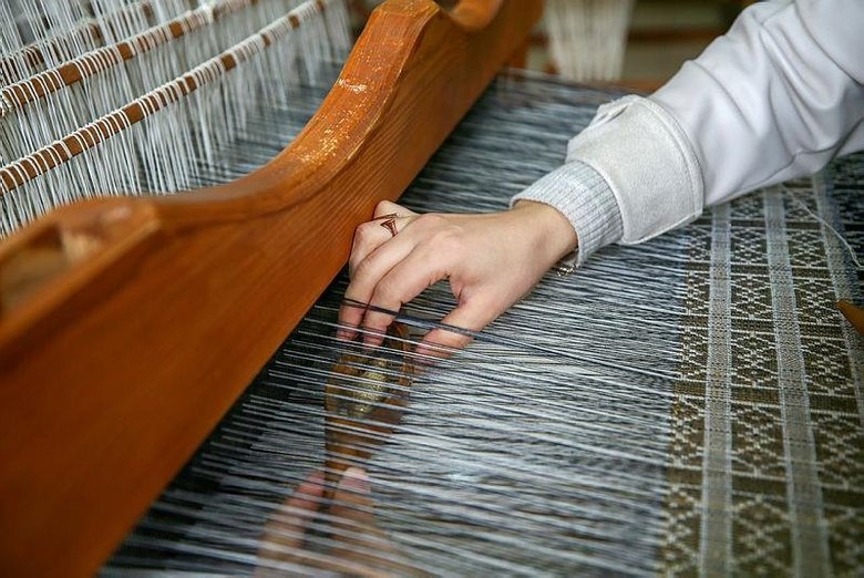 Dedesinden öğrendiği beledi dokumayı gelecek nesillere aktarıyor