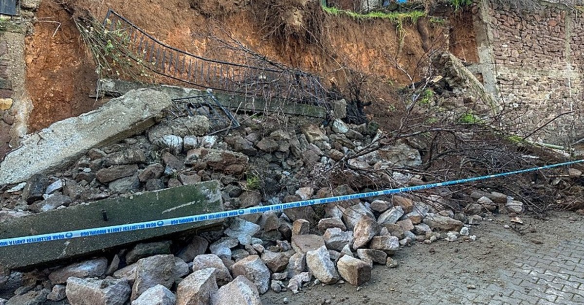 Uşak'ta istinat duvarı çöktü! 3 ev tahliye edildi