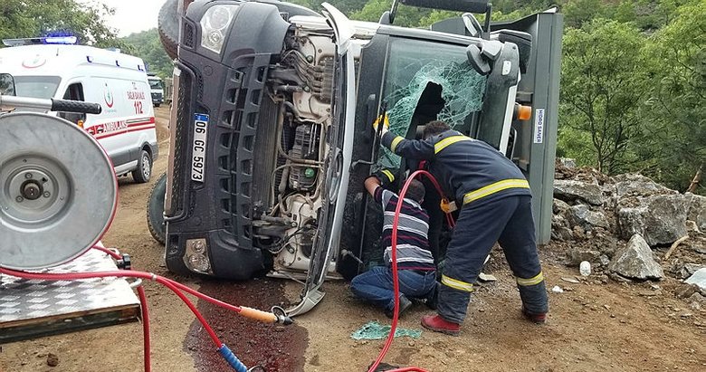 Kütahya’da devrilen kamyonun sürücüsü ağır yaralandı