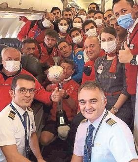 Şampiyon yurda döndü