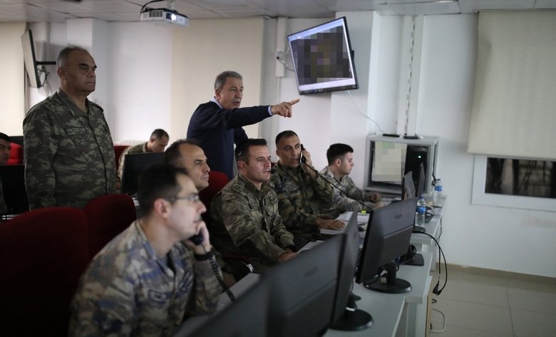 Milli Savunma Bakanı Hulusi Akar ve komutanlar sınırdaki Komuta Merkezi’nde