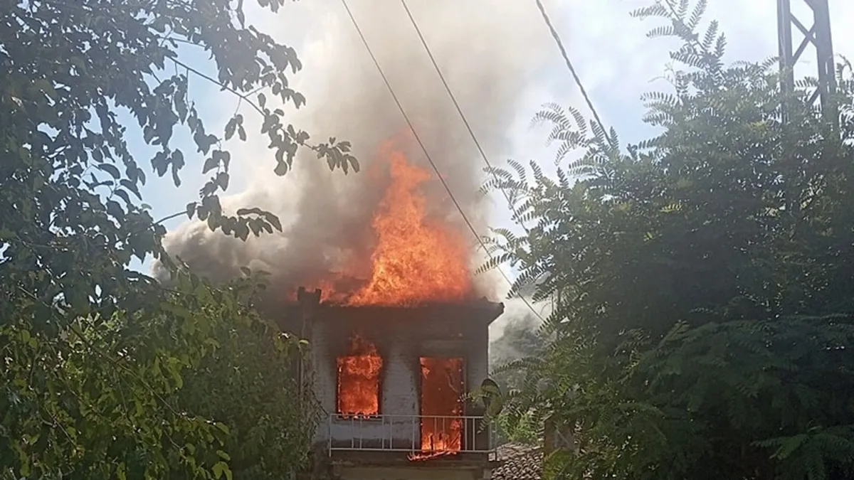 İzmir'de korkutan yangın! 2 katlı ev küle döndü