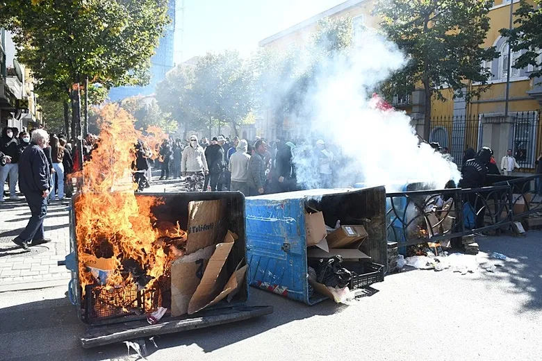 avrupada-sokaklar-alev-alev-protestolar-5-ulkeye-yayildi-1792391232116.jpeg