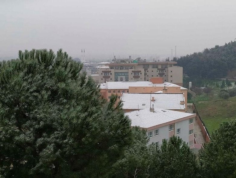 10 yıl aranın ardından Tire merkeze kar yağdı