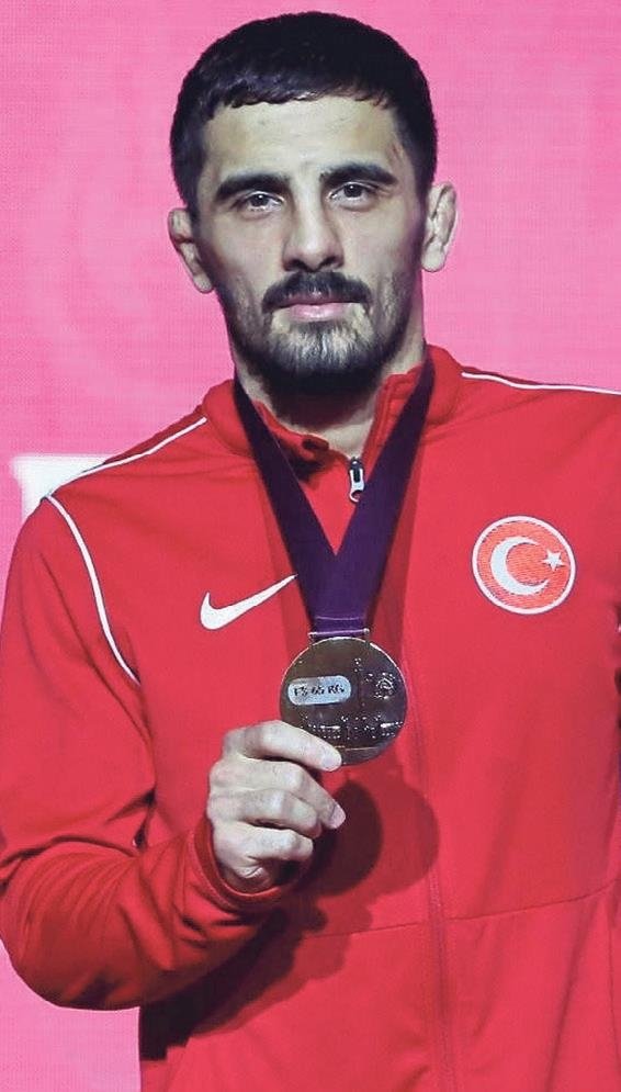 Üç güreşçimiz finalde