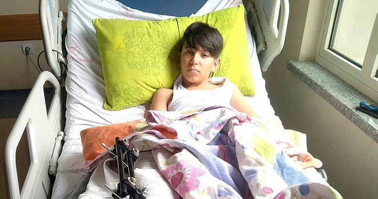 Köpeklerden kaçarken cipin altında kaldı