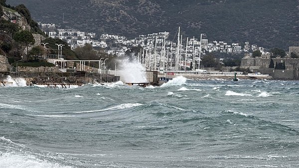 Bodrum’da fırtına: Balıkçı teknesi karaya oturdu!