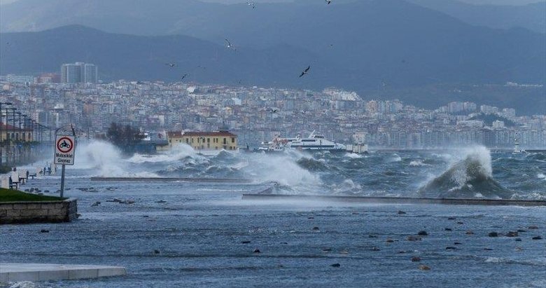 İzmir’de kuvvetli rüzgar nedeniyle bazı vapur seferlerine ara verildi