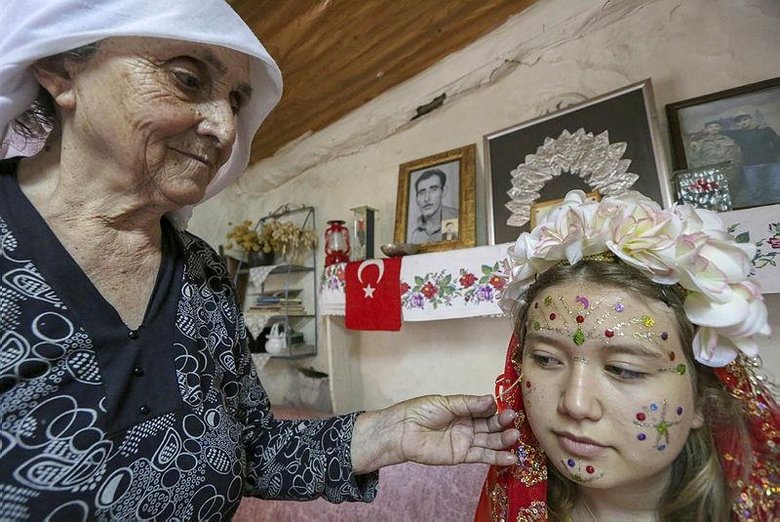 Yüz yazma geleneğinin Karaburun’daki son temsilcisi eski düğünleri özlüyor