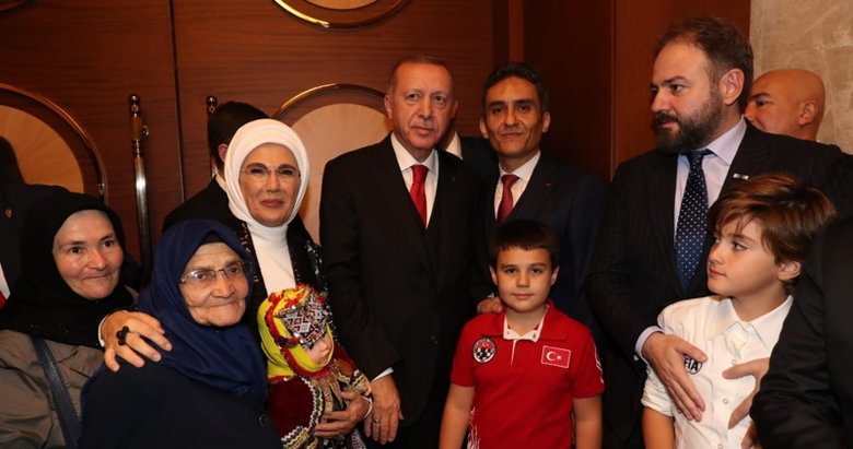 Başkan Erdoğan, 85 yaşında okuma yazma öğrenen Şahizar Teyze’yi misafir etti