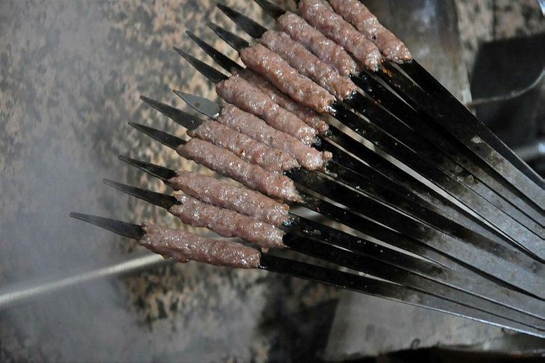 3 asırlık Manisa kebabı ekmek arasına girdi