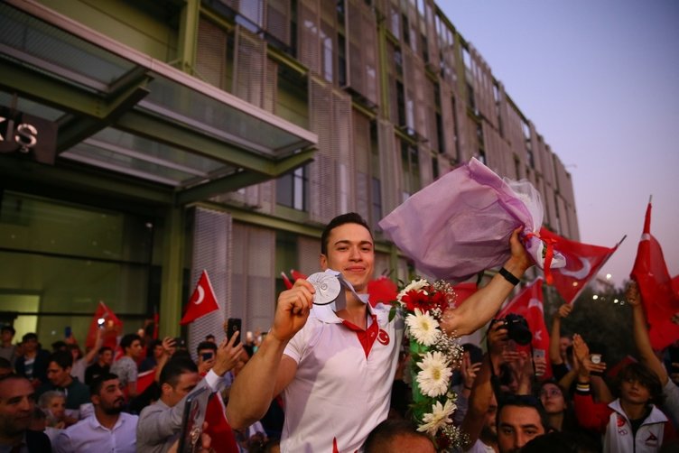 Olimpiyat gururlarına İzmir’de coşkulu karşılama