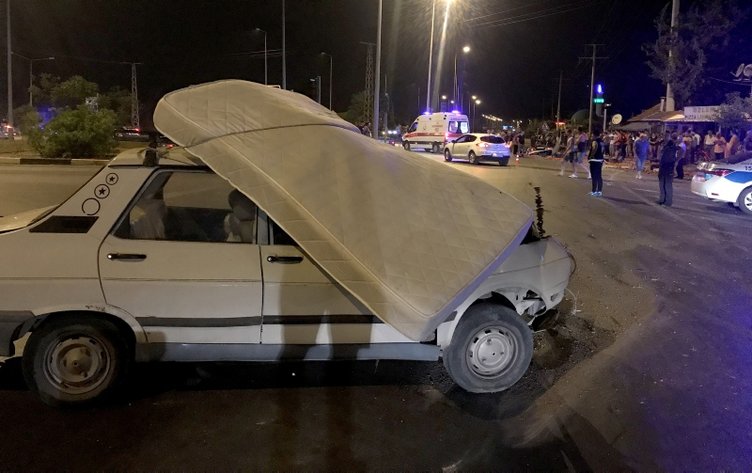 Fethiye’de kamyonet otomobil çarpıştı