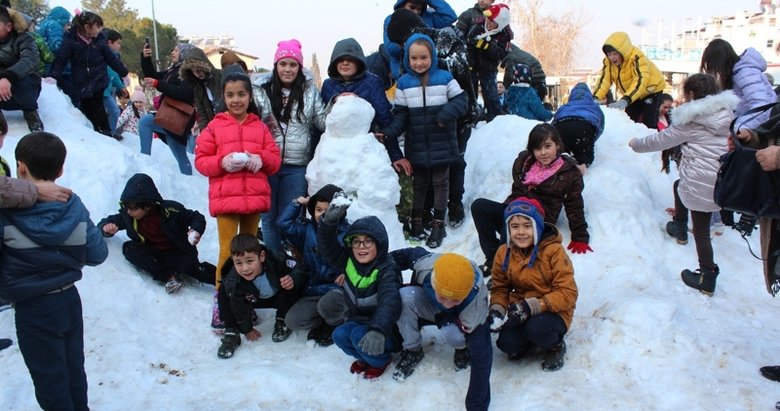 Manisa’da çocuklar taşıma karla eğlendiler